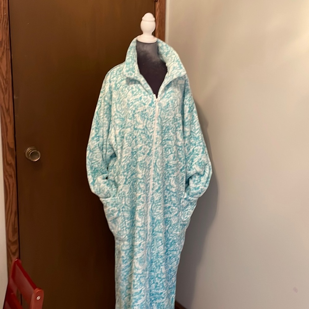 Nearly new size 3x full length bathrobe